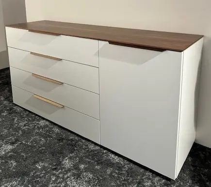 Kommode 17177.1 Reinweiss decklackiert, Ami.Wild-Nussbaum furniert ca. 150x74,1x42,4cm