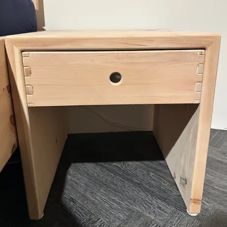 Nachttisch 8374.1.. Arve versiegelt ca. 46x45x45cm