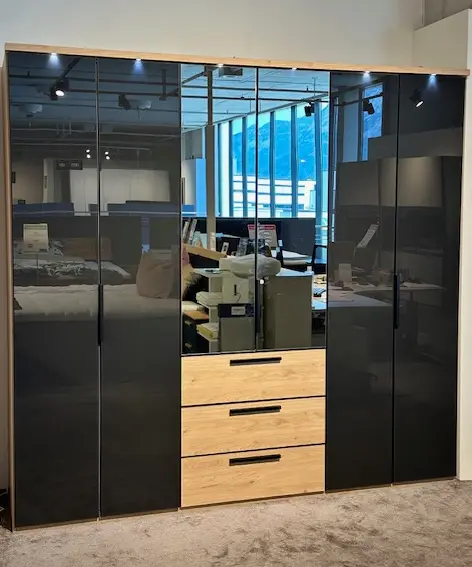 Drehtürenschrank 16571.. Eiche Nb., Basaltglas, Innen Birke Nb. ca. 239,4x226,4x64,7cm