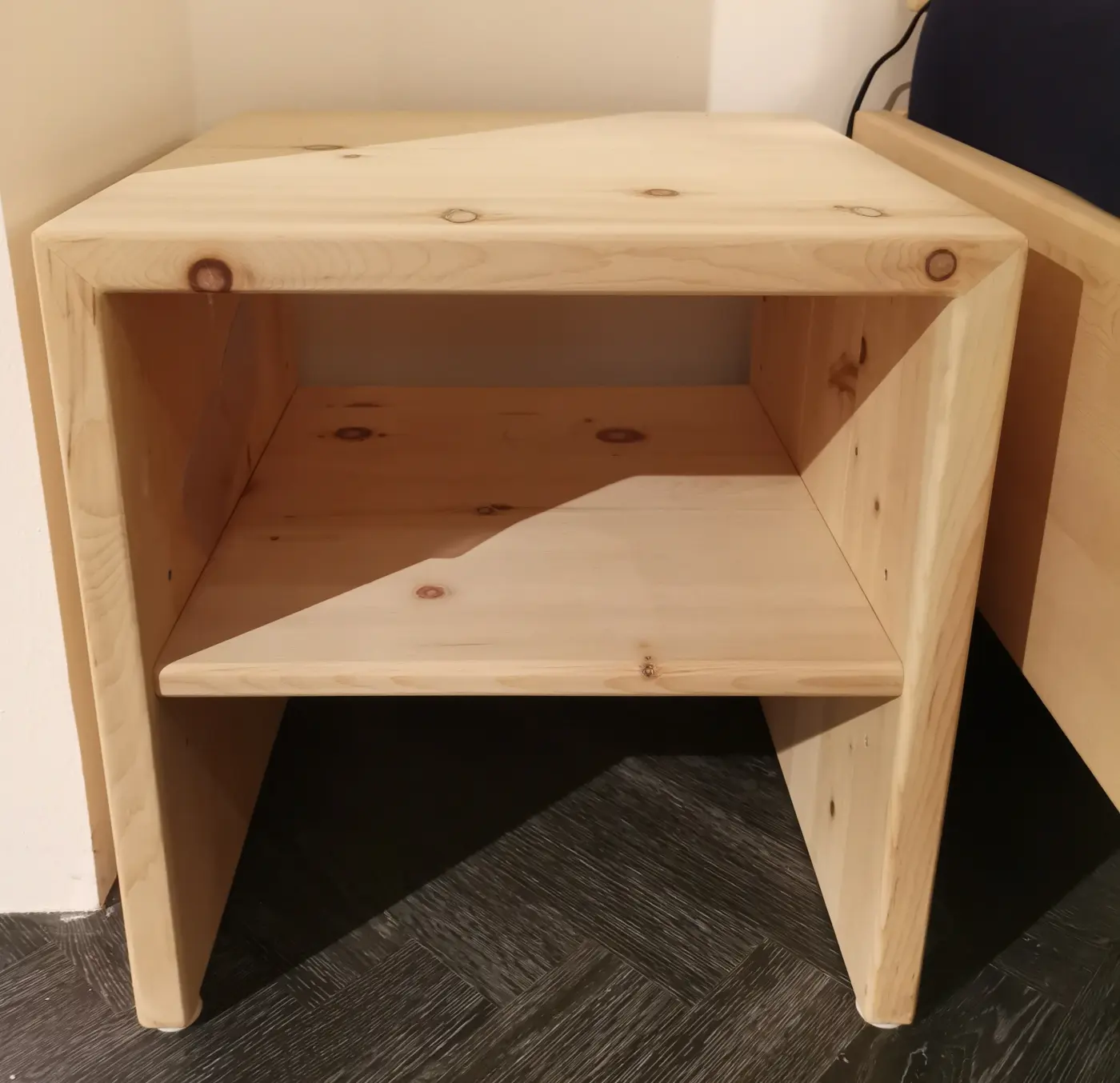 Nachttisch 8374.1.. Arve versiegelt ca. 46x45x45cm