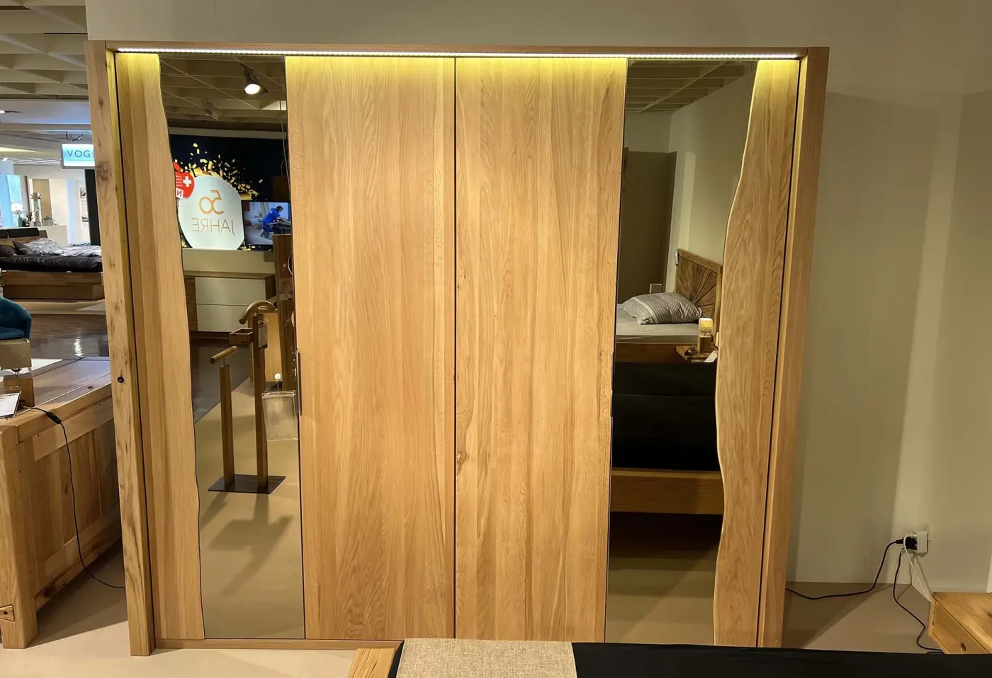 Drehtürenschrank 17967 Sumpfeiche geölt, Spiegel bronze, Innen Lack cremeweiss ca. 240x218x64cm