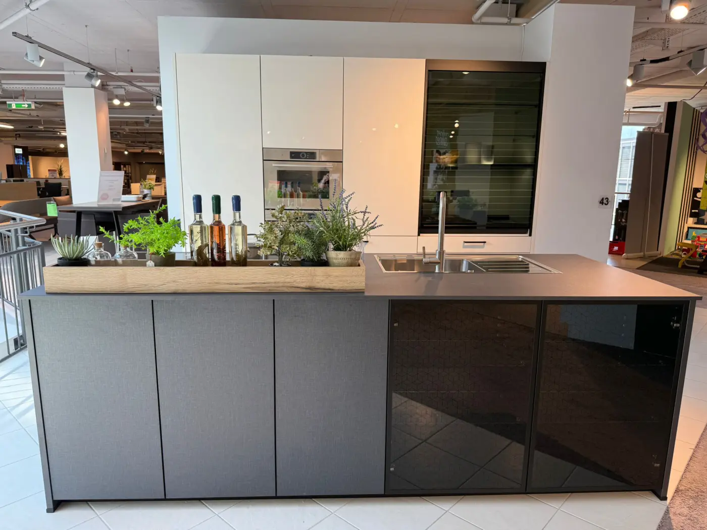 Einbauküche 19445.. Onyxschwarz, Torino schwarz, Muschelweiss hochglanz, Rhombusglas glanz transparent