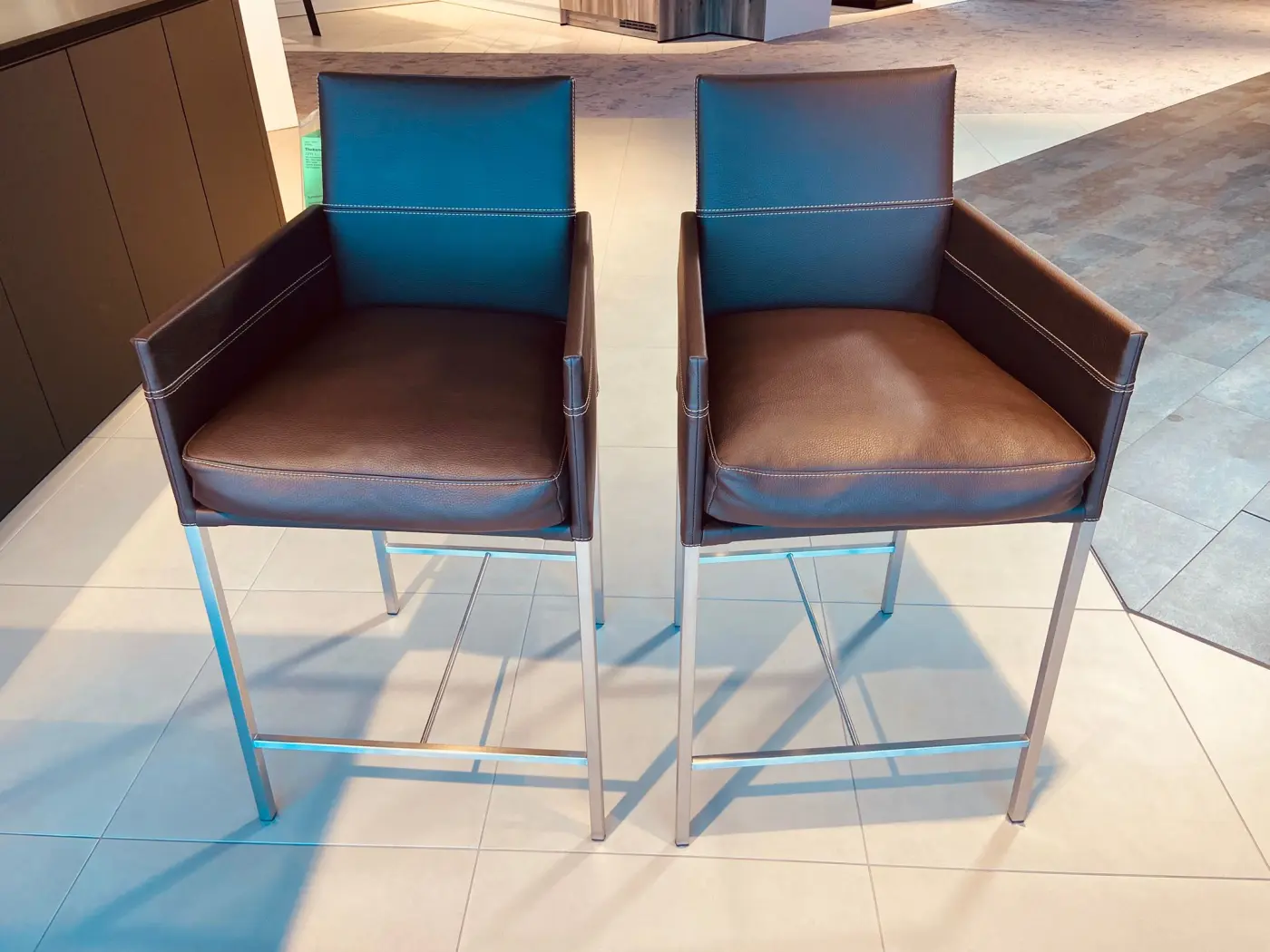 Thekenstuhl-Set 21832.. Leder "schoko" ca. 56x104x56cm