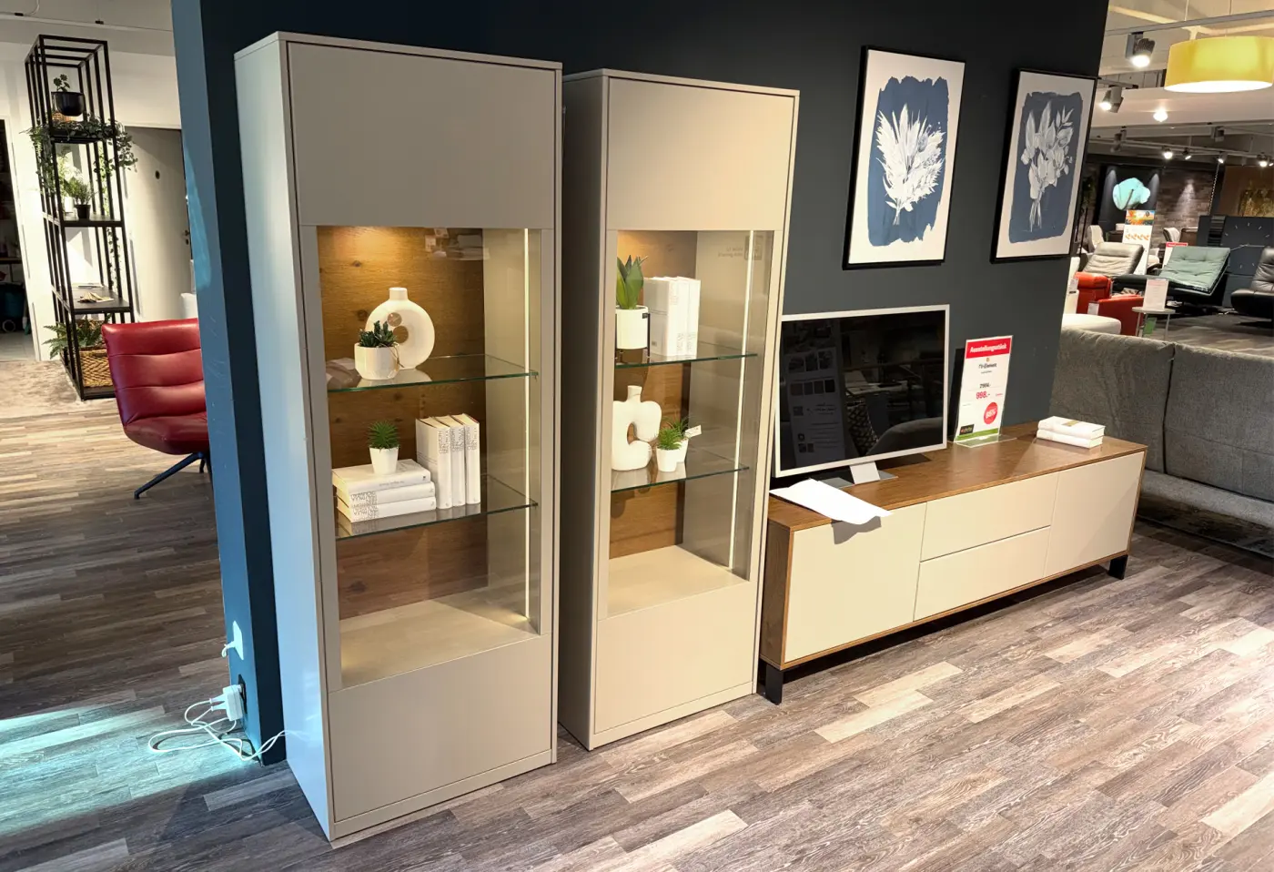 Korpuselemente Valendas Rückwandfarbe Asteiche bourbon furniert / Mantelseiten Lack cashmere ca. 39,6x60x182,1cm