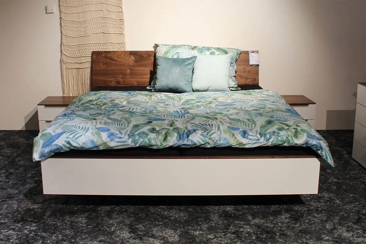 Bett Luna 8310 Reinweiss decklackiet 8946 von MAB Ami. Wild-Nussbaum furniert ca. 180x200cm