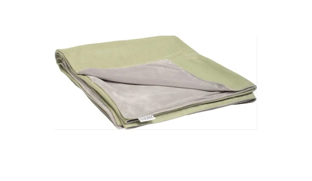 Decke 17115.4 Farngrün, Rückseite hellgrau 100% Polyacryl, Rückseite 100% Polyester ca. 200x156cm