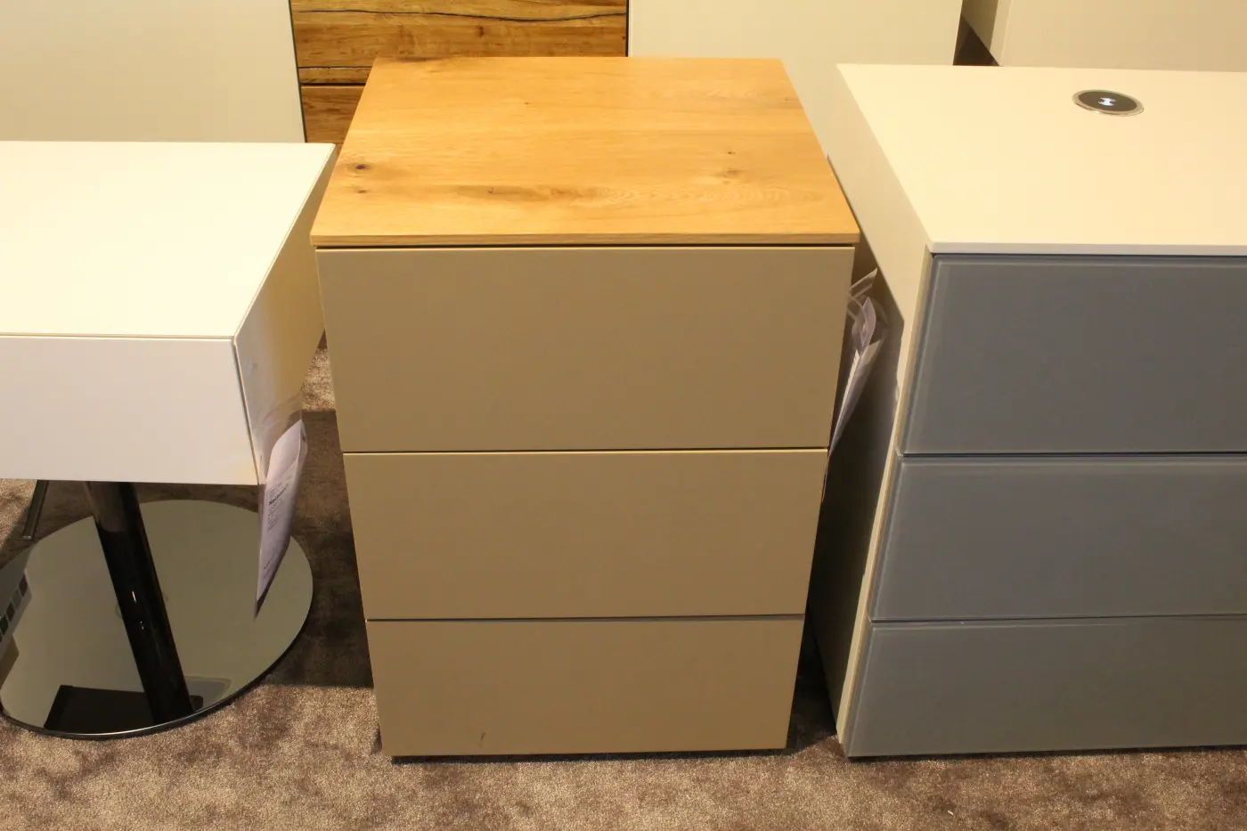 Nachttisch 3784.27.. Wildeiche furniert natur lackiert ca. 41,5x60x41cm