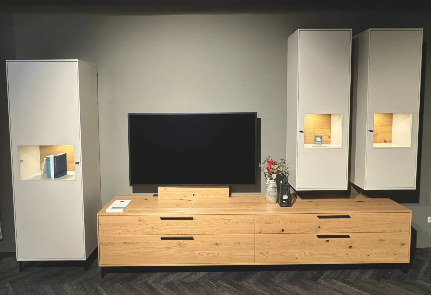 Wohnwand 21579.3.. Lack seidengrau matt Asteiche furniert ca. 362x217x49cm