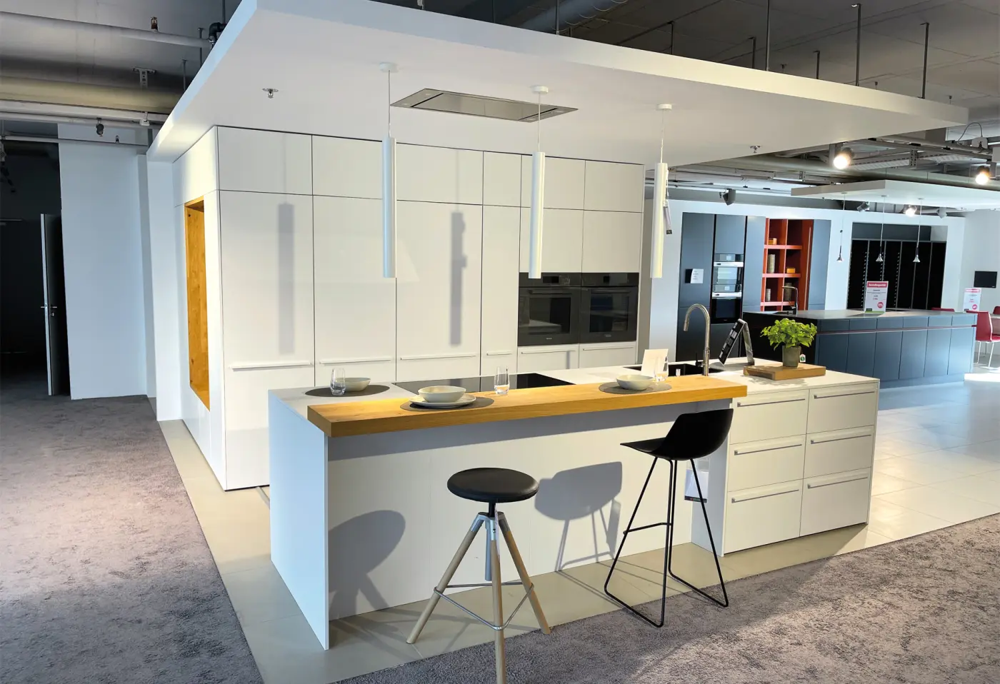 Einbauküche 19432 von Leicht Lack weiss / Eiche Nb.