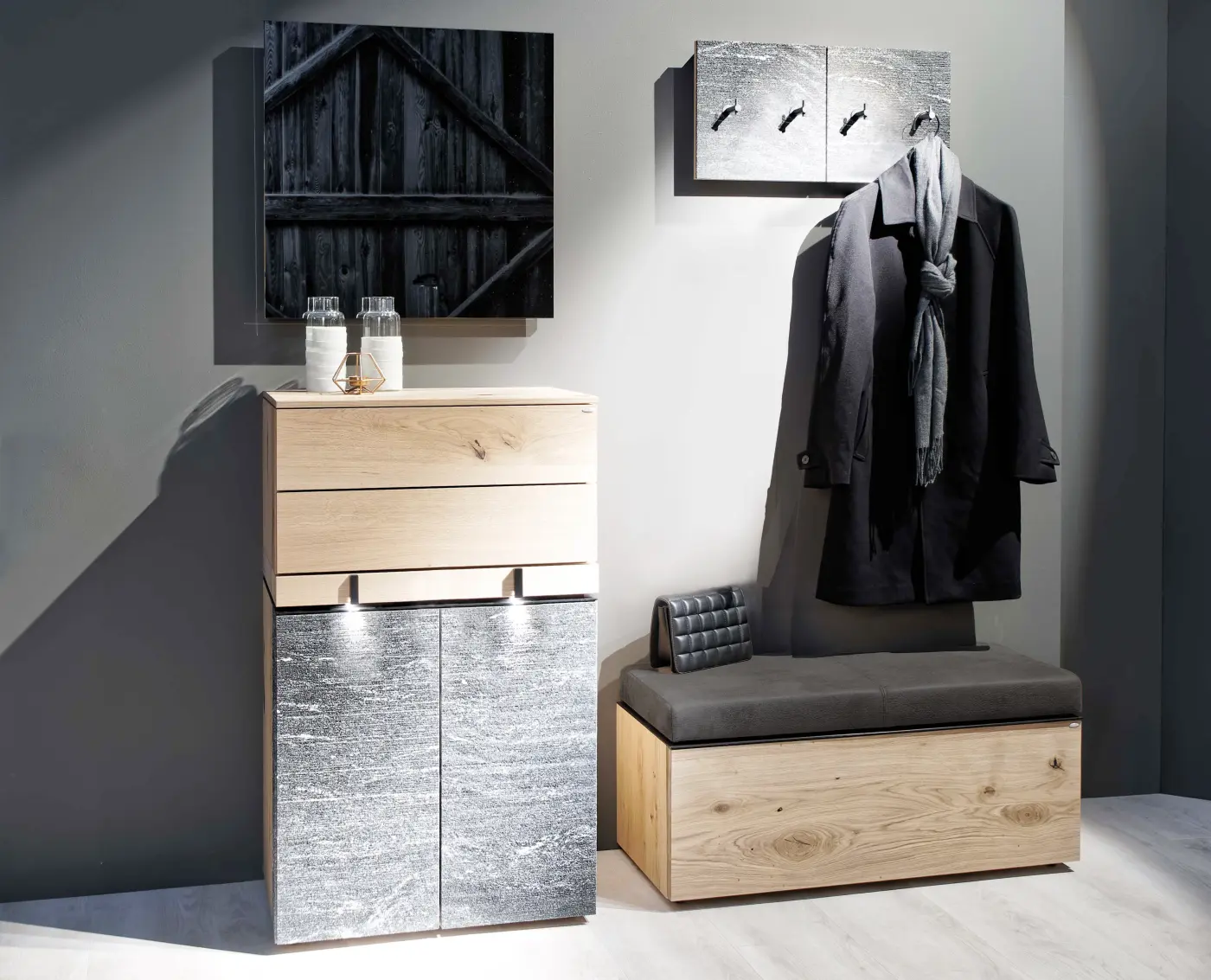 Garderobe Vrock coming Schwarzgau von Voglauer Alteiche rustiko gebürstet, Akzent Stein Apengranit ca. 176x186x42,8cm