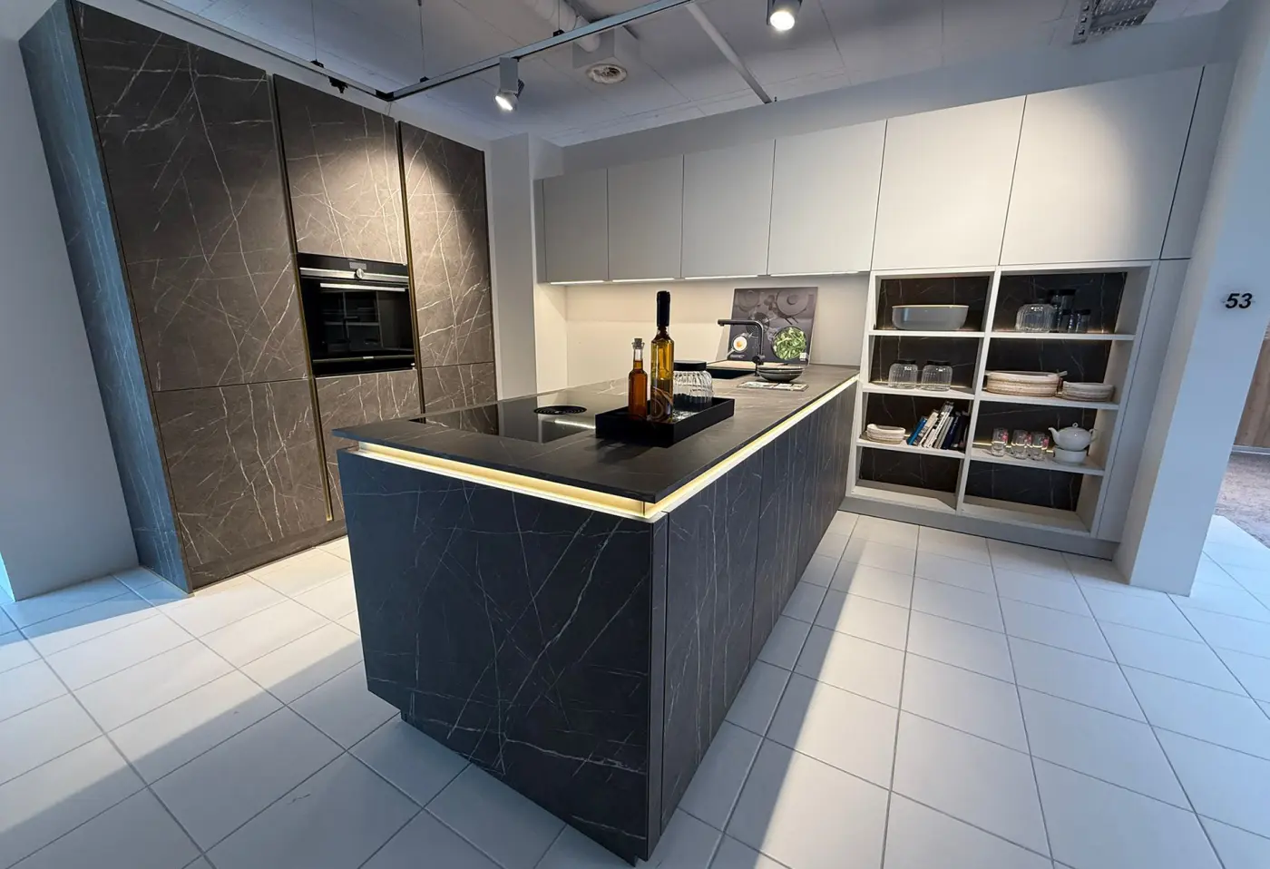 Einbauküche 19430.. Lavaschwarz, Kristallgrau, Marmor Scuro Nb.