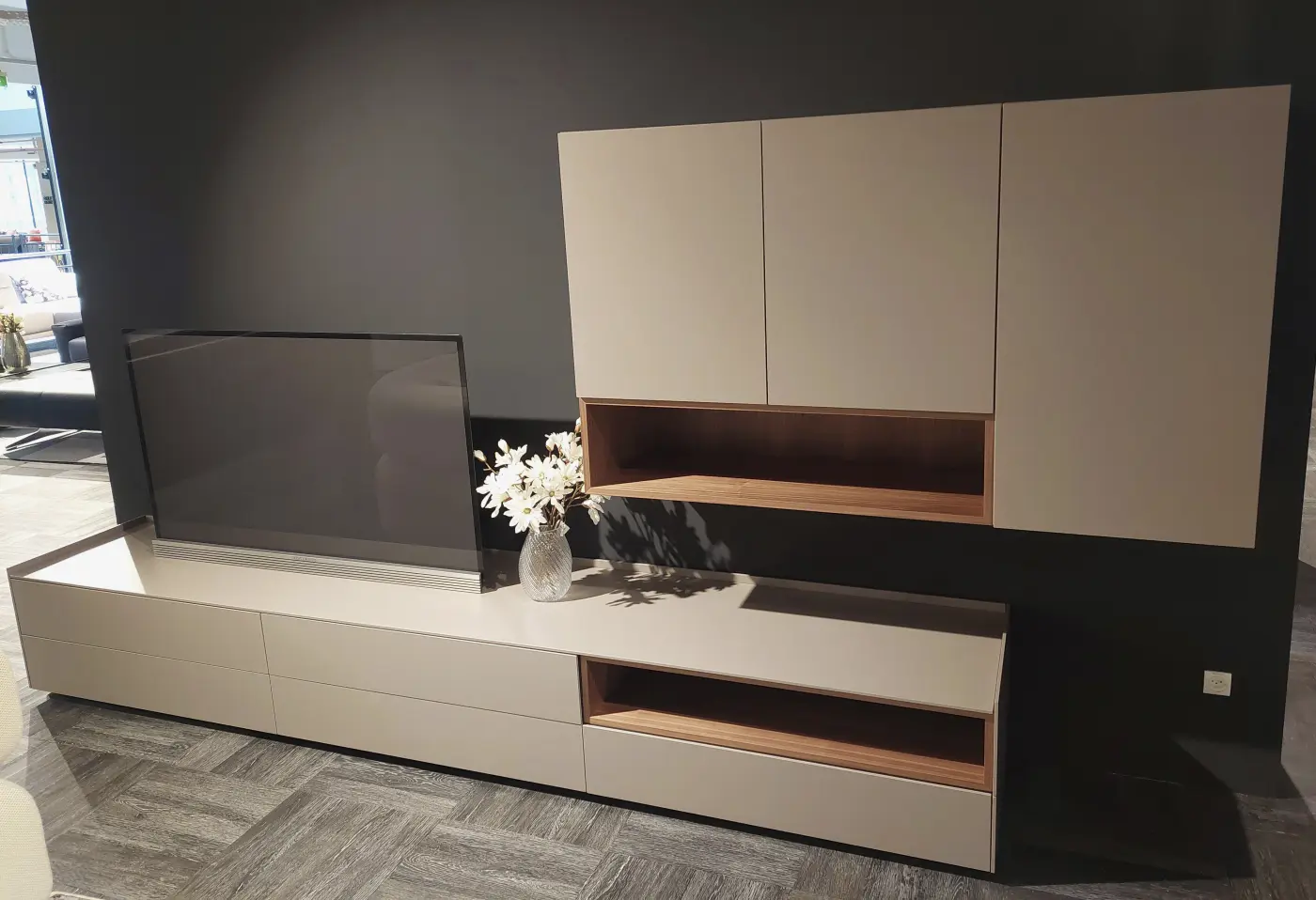 Wohnwand Case von Kettnaker Basalt Lack matt, Melamin schwarz matt, Holz: Nussbaum furniert ca. 350x170x49cm