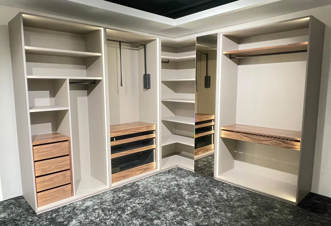 Eckschrank Mia 9610 Decor Praline 9282 von MAB Wildnussbaum funiert