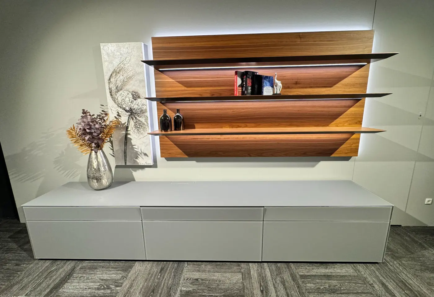 Wohnwand Soma von Kettnaker Nussbaum, Lack graphit matt, Glas vulkangrau matt