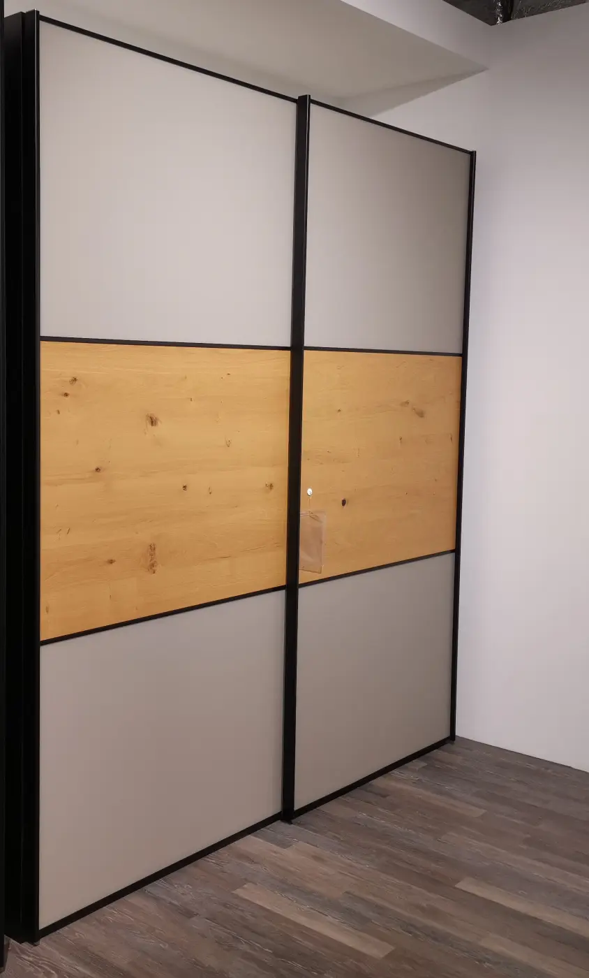 Schwebetürenschrank 20885.. Novaschwarz, Glas Nougat matt, Eiche furniert ca. 202,5x220x65cm