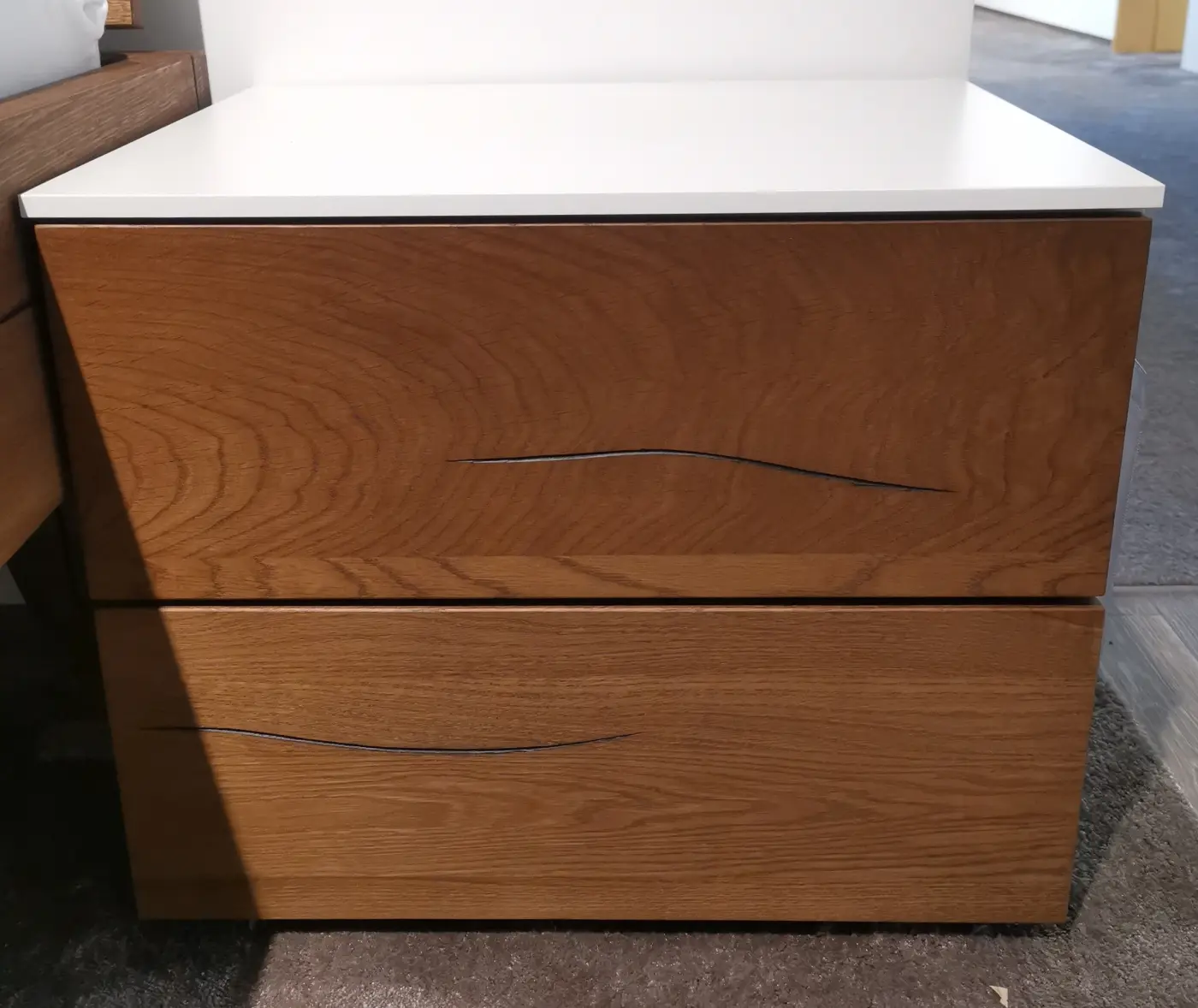 Nachttisch 3784.58.. Sumpfeiche massiv ca. 50x41x41cm