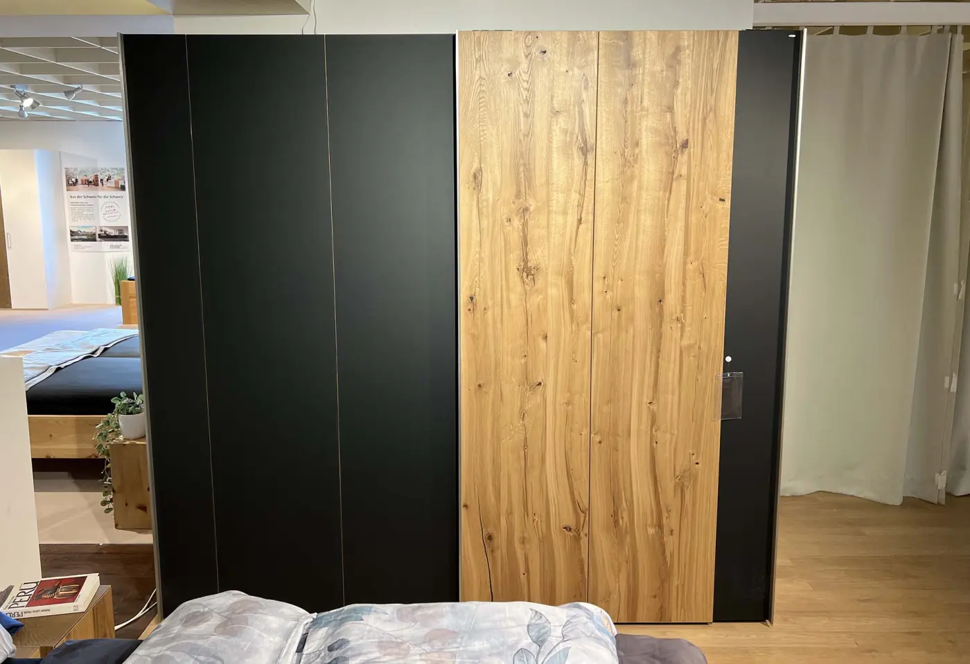 Schrank V-Alpin sleeping von Voglauer EA Eiche Altholz, Glas anthrazit ca. 242x226x70cm