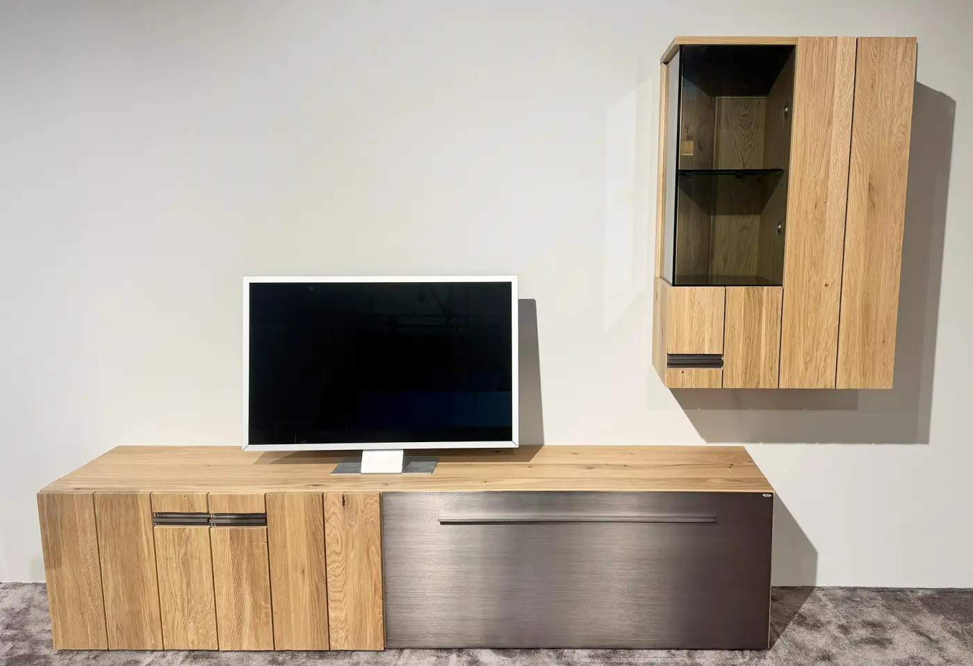 Wohnwand Vgalvino living von Voglauer Alteiche Rustiko, schwemmgrau Lackiert mit Metallakzenten ca. 176,2x82x51,5cm